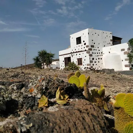Villa Lanzarote Casa Volcanica-anclada Sobre La Lava Del Volcan Montana Blanca