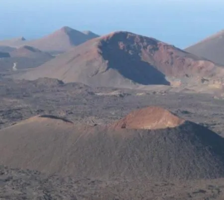 Lanzarote Casa Volcanica-anclada Sobre La Lava Del Volcan Montana Blanca