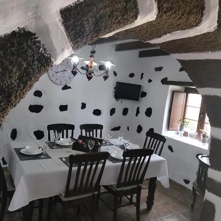 Lanzarote Casa Volcanica-anclada Sobre La Lava Del Volcan Villa