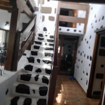 Lanzarote Casa Volcanica-anclada Sobre La Lava Del Volcan *