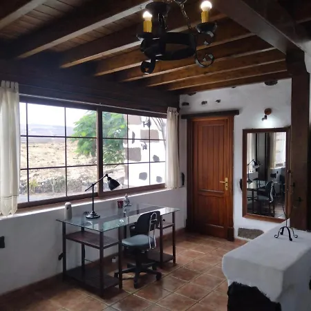 Lanzarote Casa Volcanica-anclada Sobre La Lava Del Volcan Montana Blanca