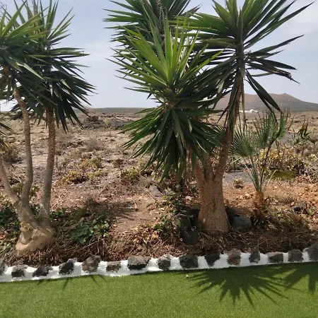 Lanzarote Casa Volcanica-anclada Sobre La Lava Del Volcan Villa Montana Blanca