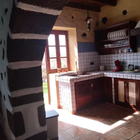 Lanzarote Casa Volcanica-anclada Sobre La Lava Del Volcan * Montana Blanca