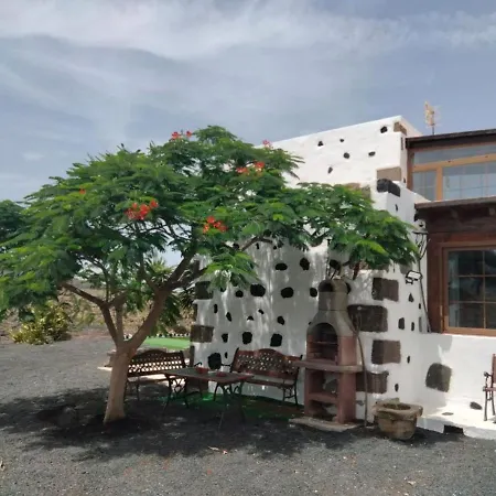 Lanzarote Casa Volcanica-anclada Sobre La Lava Del Volcan Villa Montana Blanca