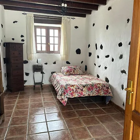 Lanzarote Casa Volcanica-anclada Sobre La Lava Del Volcan *