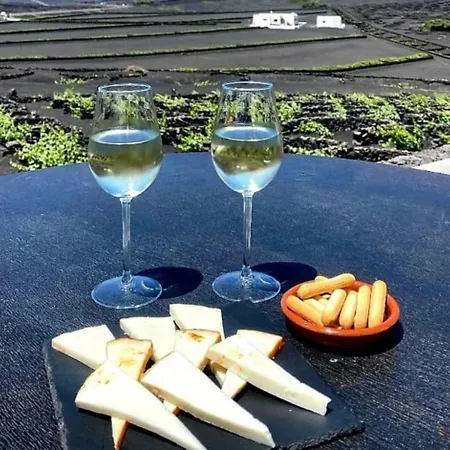 Lanzarote Casa Volcanica-anclada Sobre La Lava Del Volcan Villa Montana Blanca