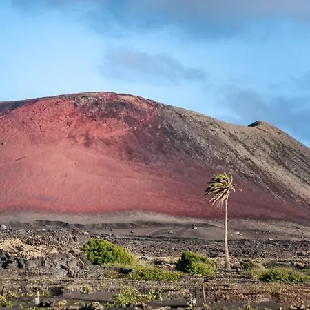 Lanzarote Casa Volcanica-anclada Sobre La Lava Del Volcan * Montana Blanca