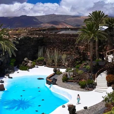 Lanzarote Casa Volcanica-anclada Sobre La Lava Del Volcan Villa Montana Blanca