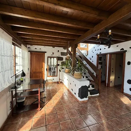 Villa Lanzarote Casa Volcanica-anclada Sobre La Lava Del Volcan