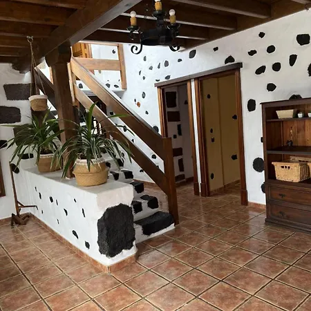 Villa Lanzarote Casa Volcanica-anclada Sobre La Lava Del Volcan Montana Blanca