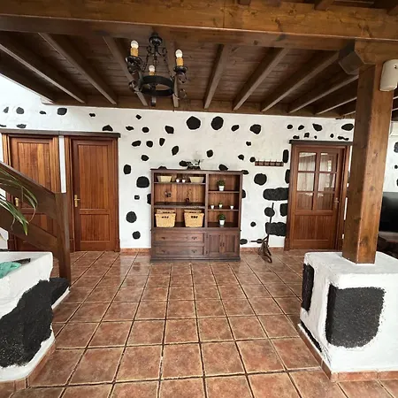 Lanzarote Casa Volcanica-anclada Sobre La Lava Del Volcan Villa Montana Blanca