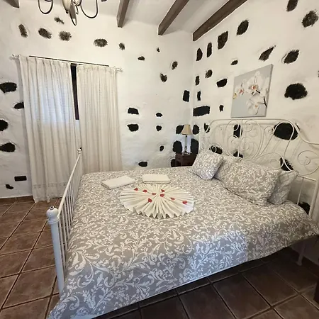 Villa Lanzarote Casa Volcanica-anclada Sobre La Lava Del Volcan Montana Blanca