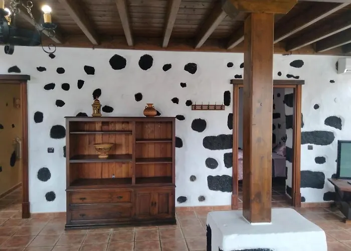 Vila Lanzarote Casa Volcanica-anclada Sobre La Lava Del Volcan Montana Blanca