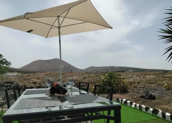 Lanzarote Casa Volcanica-anclada Sobre La Lava Del Volcan * Montana Blanca