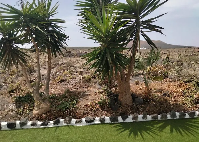 Lanzarote Casa Volcanica-anclada Sobre La Lava Del Volcan Vila Montana Blanca