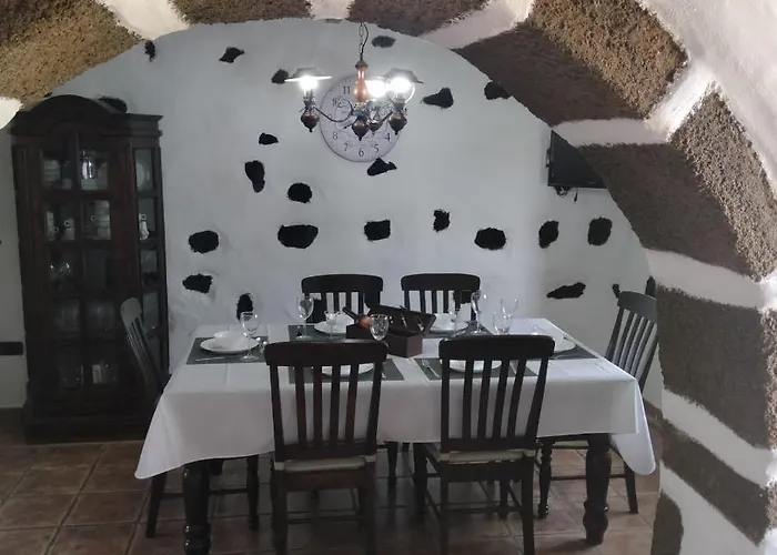 Lanzarote Casa Volcanica-anclada Sobre La Lava Del Volcan *