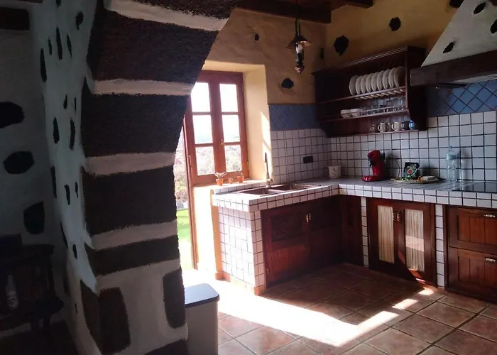 Lanzarote Casa Volcanica-anclada Sobre La Lava Del Volcan * Montana Blanca