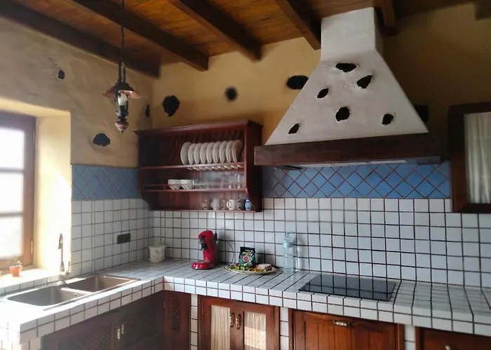 Lanzarote Casa Volcanica-anclada Sobre La Lava Del Volcan Vila