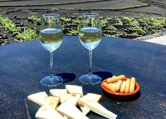 Lanzarote Casa Volcanica-anclada Sobre La Lava Del Volcan Vila Montana Blanca