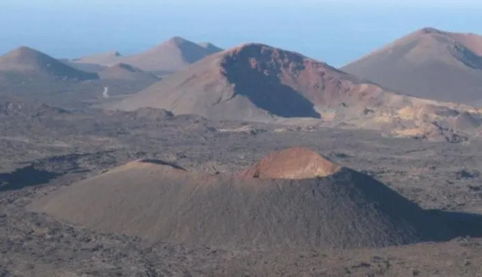Lanzarote Casa Volcanica-anclada Sobre La Lava Del Volcan Montana Blanca