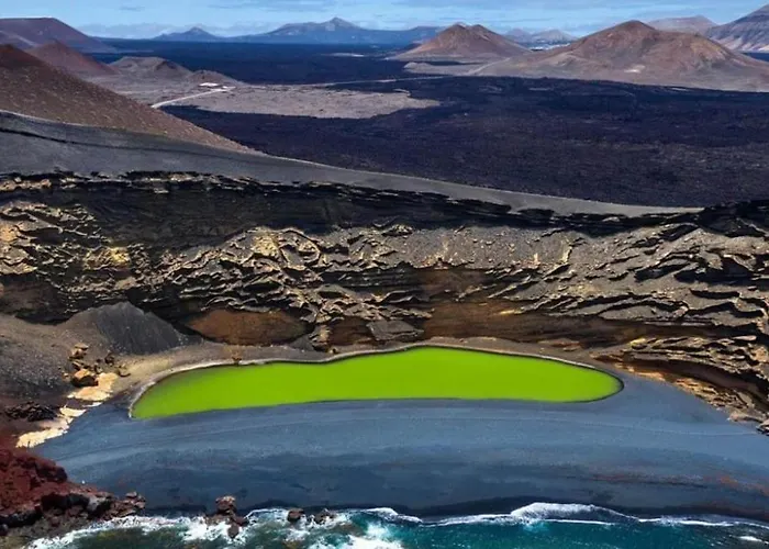 Lanzarote Casa Volcanica-anclada Sobre La Lava Del Volcan * Montana Blanca